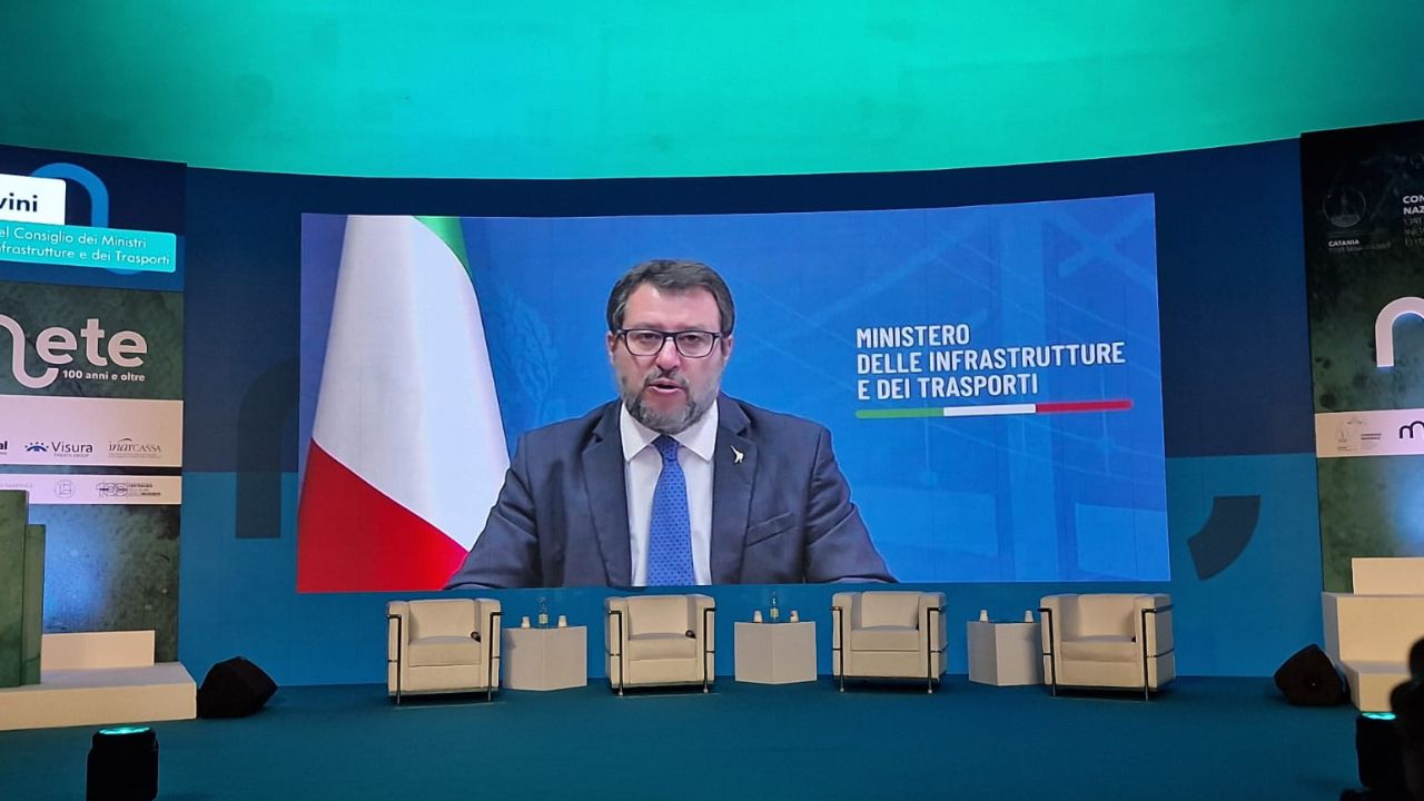 Matto Salvini saluta gli ingeneri italiani e annuncia l'accelerazione sulla realizzazione del ponte sullo stretto					